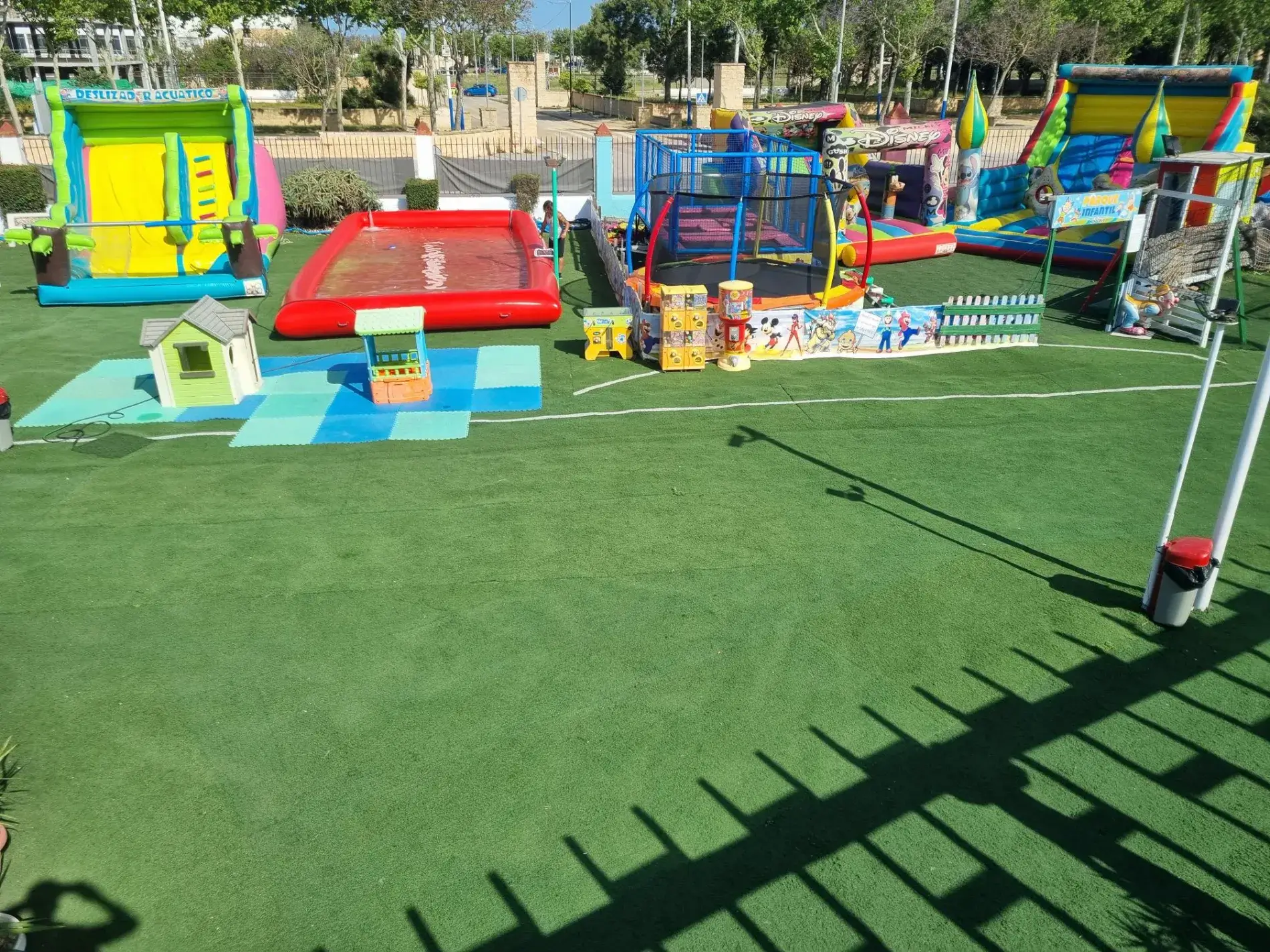 Minigolf y atracciones